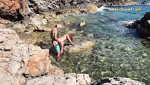 Я встретил сексуальную блондинку на пляже с великолепной задницей, и мы занялись страстным сексом в лагуне - Nikki и Daniel