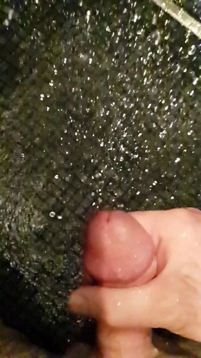 In der Schwimmbaddusche gewichst