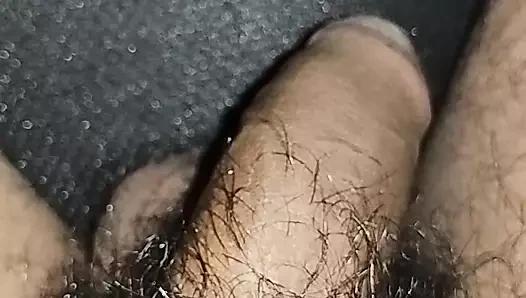 Büyük Hintli kıllı yarakla mastürbasyon yapıyor