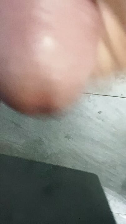 In the bathroom, there was a cock that was getting an erection, only knowing how to endure it, not having to do it
