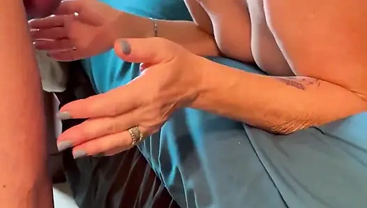 Грязная жена сосет красивый член и трахается, затем принимает порцию спермы на ее лицо