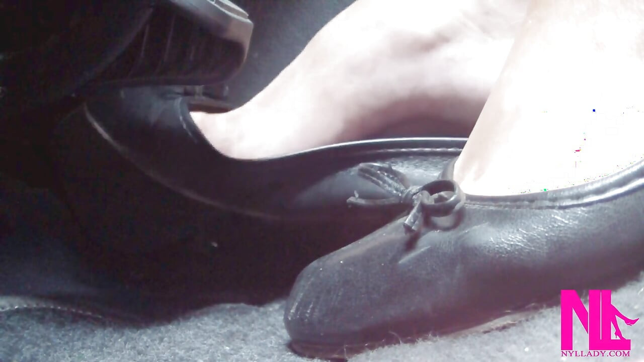 Revving em Black Flats on Descalça