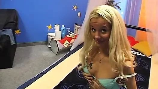 Blondine fingert ihr liebesloch