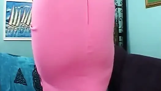 Vollbusige MILF fingert haarige muschi, tropft nass in dessous