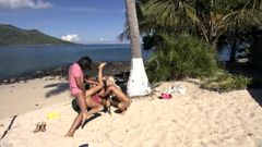 Дві дівчини трахаються на карибському пляжі