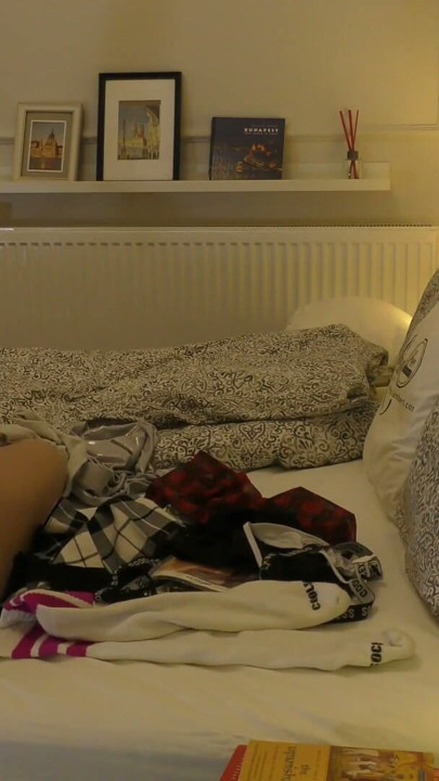 Chica nudista se divierte sola en el dormitorio, tanga hilo dental y minifalda sin bragas, probándose completamente desnuda | Clip 2