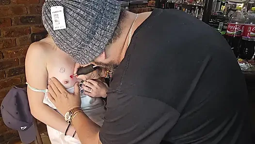 Kakak tiri pengen tato hati di sebelah putingnya tanpa celana dalam