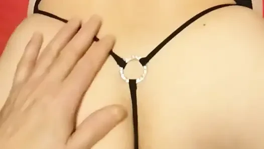 Büyük seksi götlü evli kadın ateşli iç çamaşırlı arkadan sikiliyor