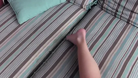 Cewek sange ini ngentot kontolku dan minta aku ngentot memeknya habis-habisan