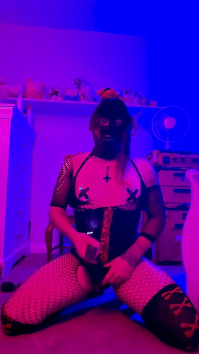 Bawiąc się solo TheXD potrzebuje nowych strojów wysłać mi trochę! Dziękuję