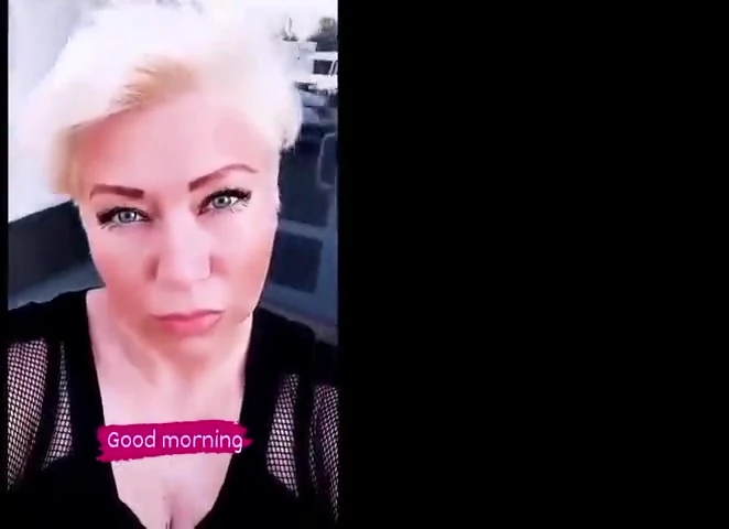 Olgun sürtük karımın havalı uzun edepsiz dansı. 50 yaşında ve genç bir kız gibi atlıyor!