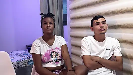 Пока куколд моей жены смотрит ее серию, я пользуюсь случаем, чтобы трахнуть моего любовника за ее спиной