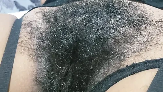 Orta yaşlı seksi kadın seksi paylaşırken orta yaşlı seksi kadın kıllı amcık