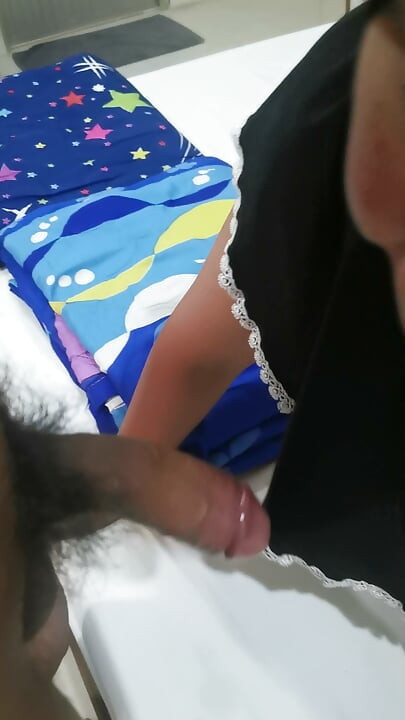 En muslimsk flicka har precis tränat trött innan hon hittar en stor stoppad i munnen.