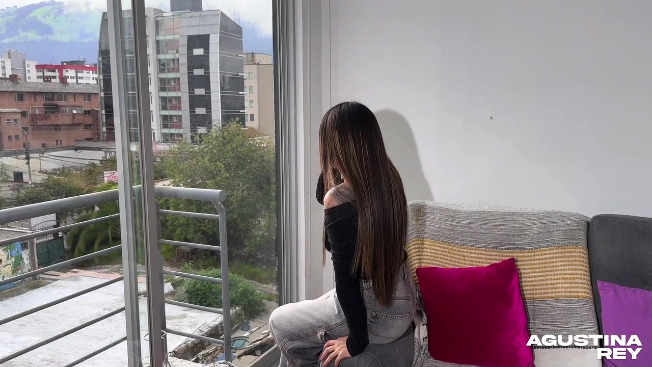 我叫我最好的朋友打断我的粉色阴户并在我的大屁股上射精