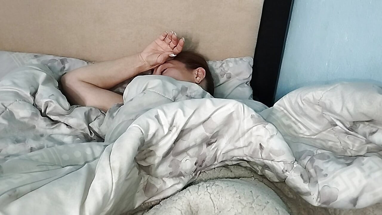Dulcevaginaspro - Tražila sam neku odjeću i vidjela sam svoju polurođakinju kako se samozadovoljava ispod pokrivača na krevetu
