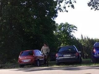 Dildofucking sur une place de parking
