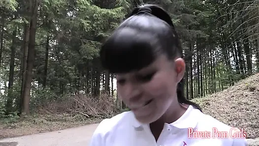 Amanda Jane ile gök gürültüsüne kadar ormanda açık havada oral seks