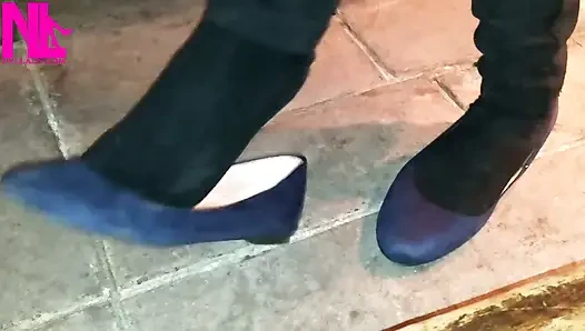 Baumeln in blauen ballettwohnungen in einer bar