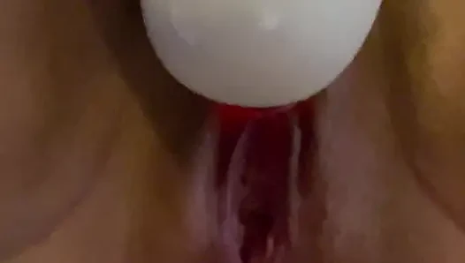 Tante seksi muncrat banyak banget gara-gara lubang pantatnya dientot pakai butt plug