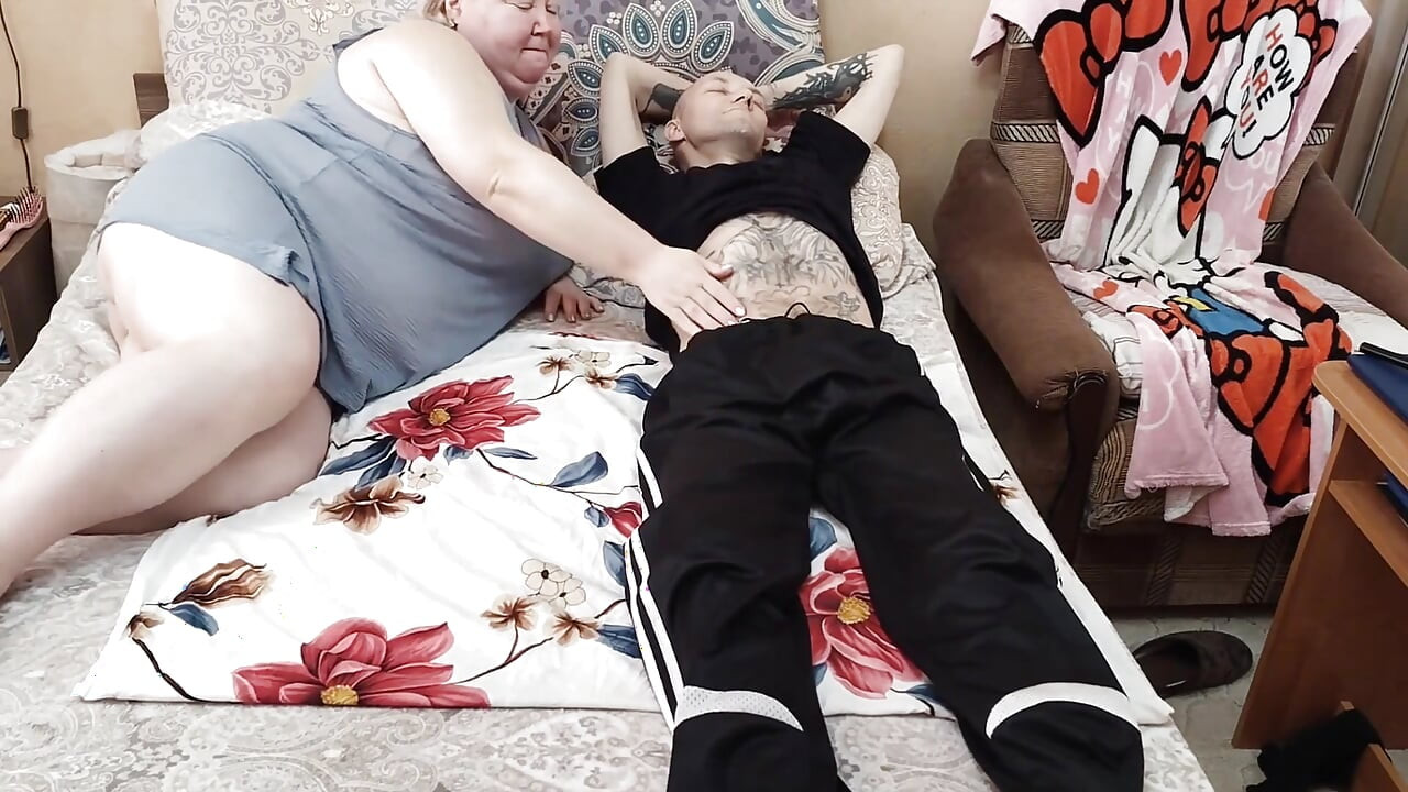 Karım bana derin bir sakso çekiyor ve döl yiyor