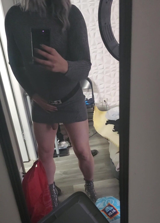 Shemale ts dotyka herrery w lustrze wielkiego kutasa