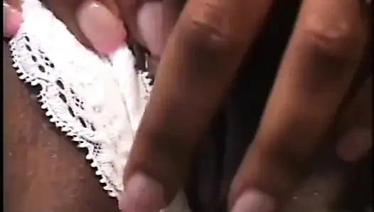 Ateşli zenci fahişe sert uzun bir yarağı gırtlağına kadar alıyor ve sonra sikiliyor