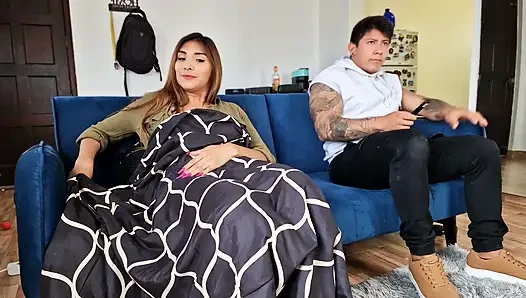 Azgın orta yaşlı seksi kadın seks makinesini yorganın altına saklıyor! Ve üvey oğlu bunu keşfediyor!