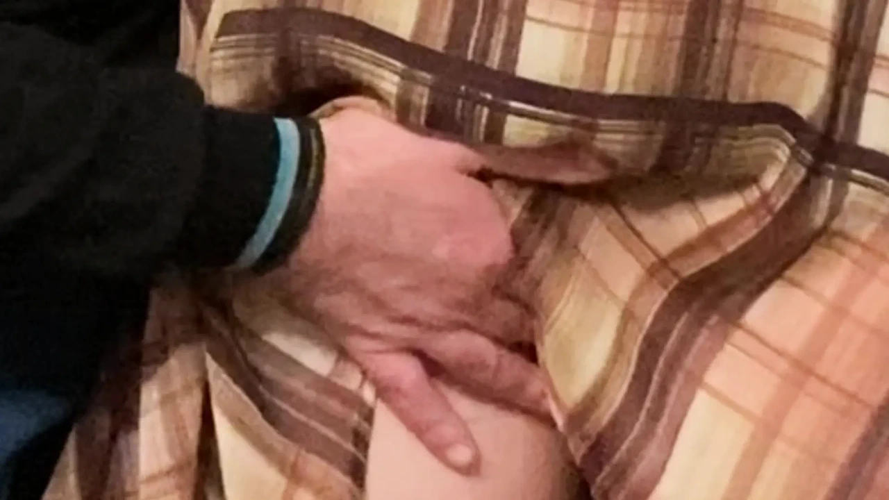 奇怪的变态在地铁里指交热辣熟女的阴户