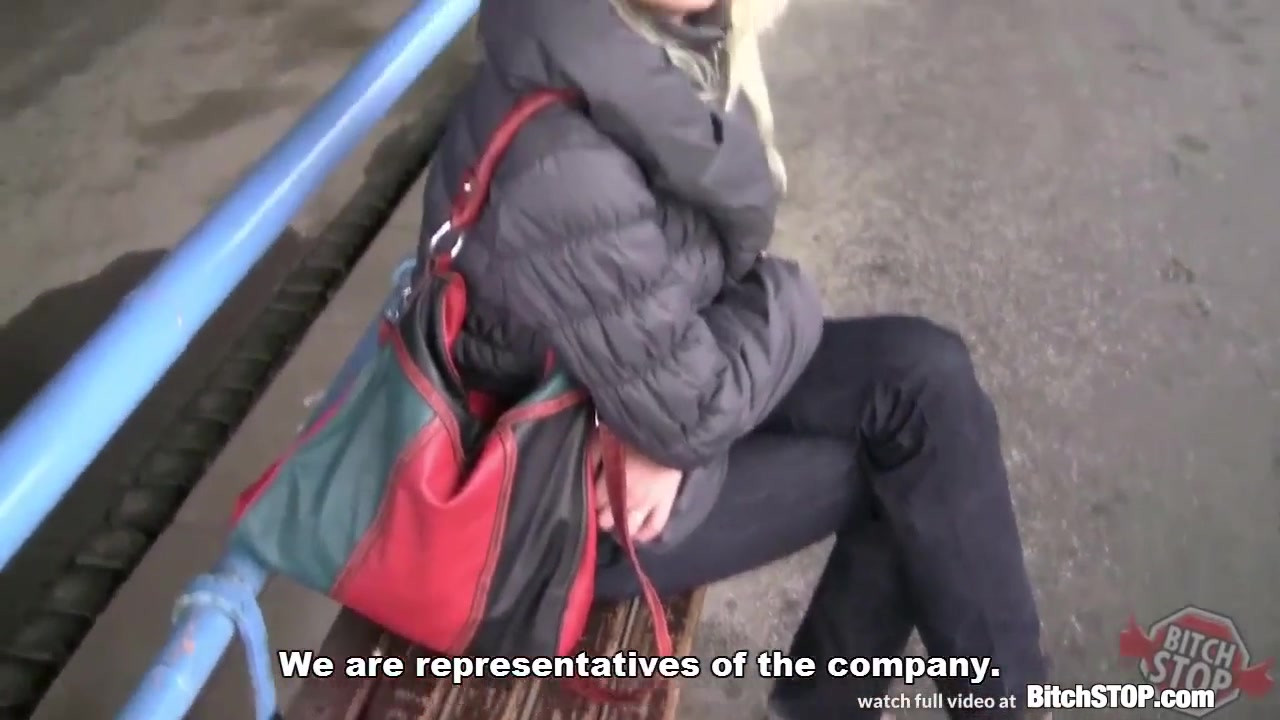 婊子站 - 金发捷克熟女在公交车站被接