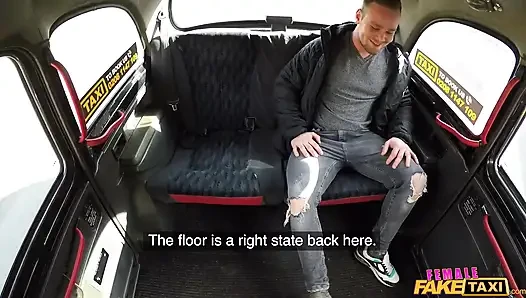 Female fake taxi - heiße MILf-taxifahrerin liebt es, schwanz zu lutschen