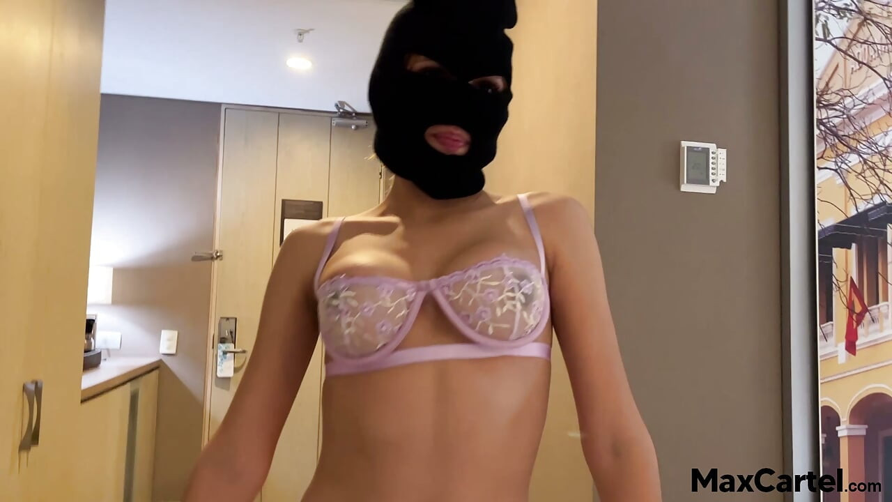 Żona zakłada maskę, żeby zdradzić męża i dostaje spermę na twarz w hotelu