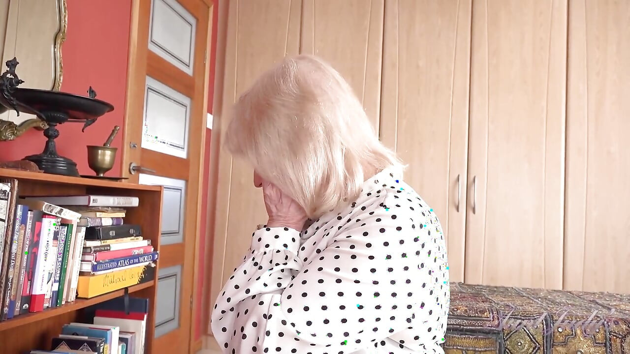 Tantejudys - Deine 69-jährige Vollbusige GILF-stiefmutter Louise Erwischt Dich Beim Anschauen Reifer Pornos