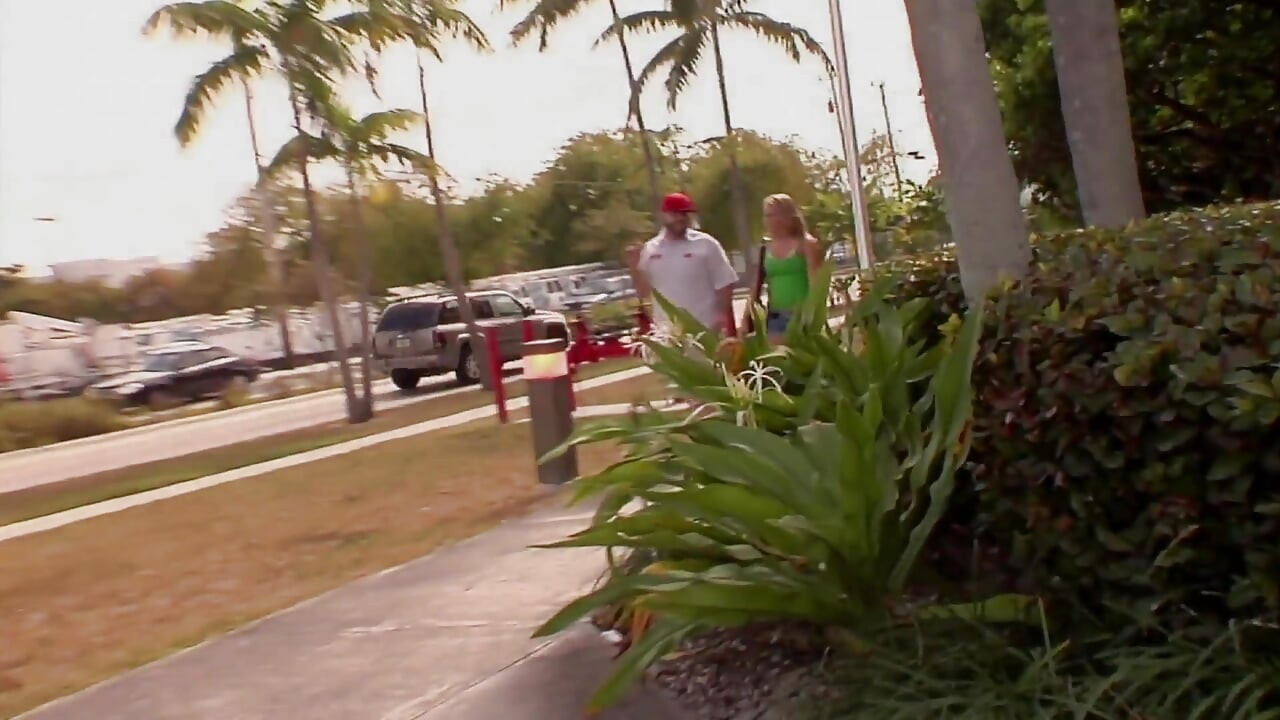 대물 자지에게 따먹히는 거유 금발 십대