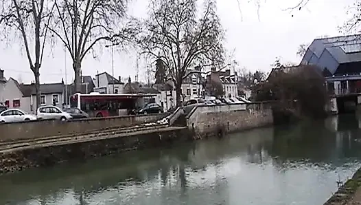 Fransız genç kız yaşlı sevgilisini boğazlıyor ve biniyor