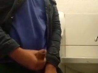 Ik masturbeerde op het werk en kwam in de badkamer