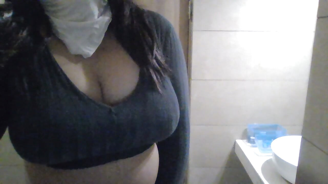 Indyjski Crossdresser w bluzce i drobnym płaszczu