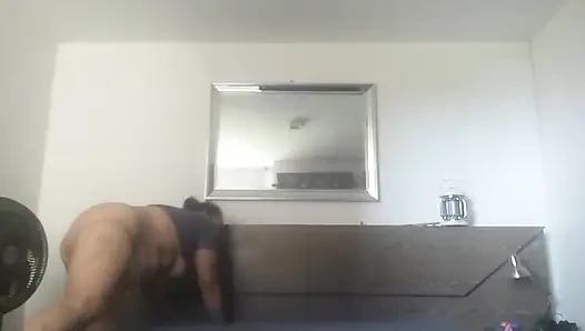 MILF masturbiert schließlich ihre große, saftige Muschi, während sie allein zu Hause ist