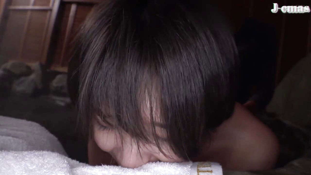 Eine gewagte Schönheit umarmt das Open Air und hinterlässt eine warme Spur, wo die Leidenschaft überquellen 2. Hälfte - a