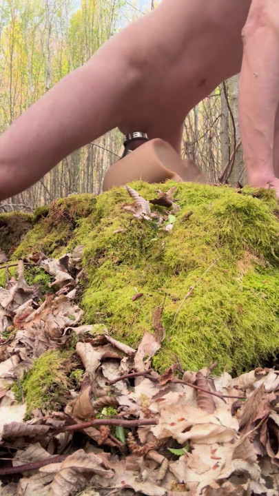 Perdido na floresta ... Eu como meu masturbador para ficar vivo.