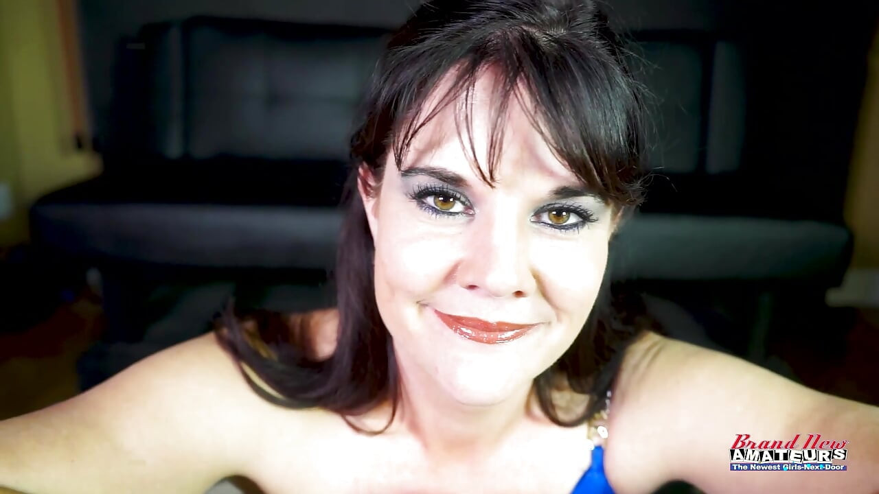 Mckayla zmysłowa brunetka MILF niechlujny Deep BJ spust połykać wykończenie!