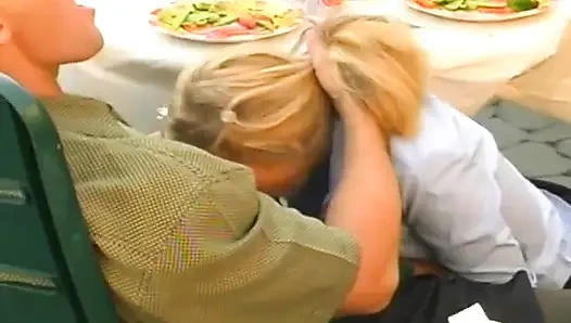 Sarışın bebeğin amcığı yutuyor ve parmaklanıyor ve titreyerek orgazm oluyor