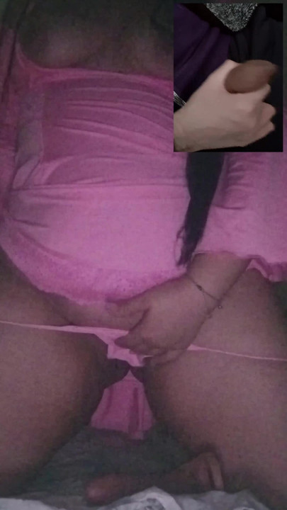 Cewek itu muasin memeknya pakai dildo ukuran XL saat cowok ini lagi asik muasin memeknya pakai dildo