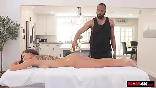 Спермоприемник милфа заставляет личного тренера осушить большой черный член в ней