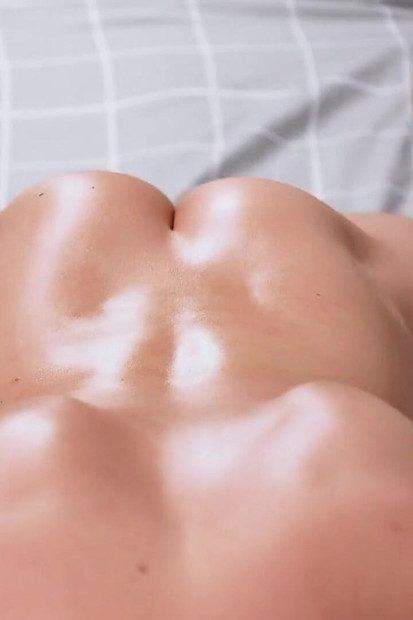 私のジューシーなお尻はとても熱く震えていますが、私は柔らかい枕にペニスをこすりつけ、あなたの耳元でそっとささやいています。