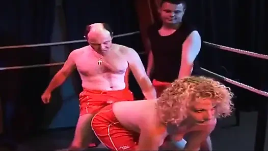 Cewek dewasa rambut pirang di-gangbang habis-habisan di gulat