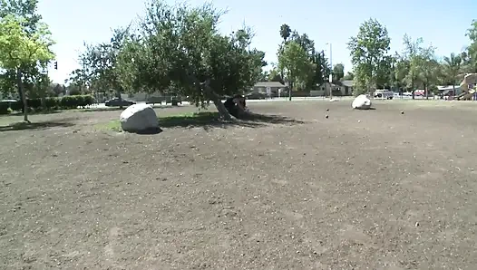 Islak genç amcıkların sert pompalanmış amcıkları yüze boşalmayla dolu biraz görünüyor