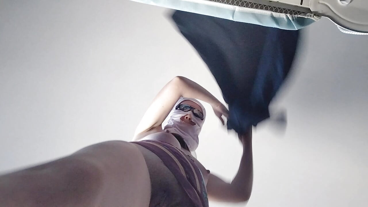 Sexy manželka dělá domácí práce nahá. Brunetka chlupatá kundička, velký zadek, velká prsa.