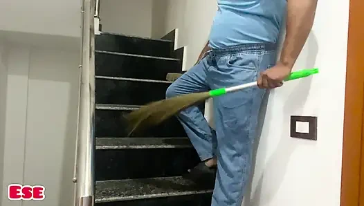 Maalkin Ne Naukar ko Padka Stairs Par MOOTH-Marte Hue!!