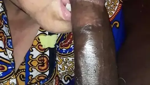 Une succion lente se transforme en baise dans la bouche